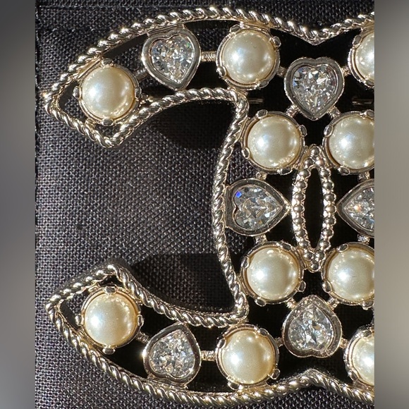 2022S CHANEL LARGE RUNWAY GOLD CC LOGO PEARLS CRYSTALS BROOCH PIN NEW - Picture 15 of 16